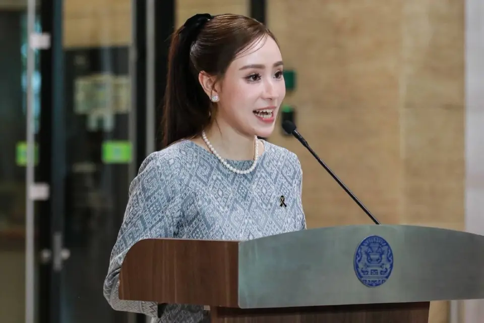 ร้อยเอกหญิง ภัทร์ดารัสมิ์ ทองสลวยกร รองโฆษกประจำสำนักนายกรัฐมนตรี