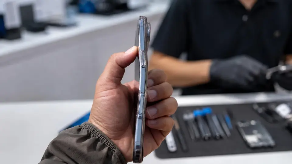 iPhone บอดี้บิดงอ จอไม่แตก อย่าดัดกลับเอง แนะหยุดใช้ ส่งช่างซ่อม