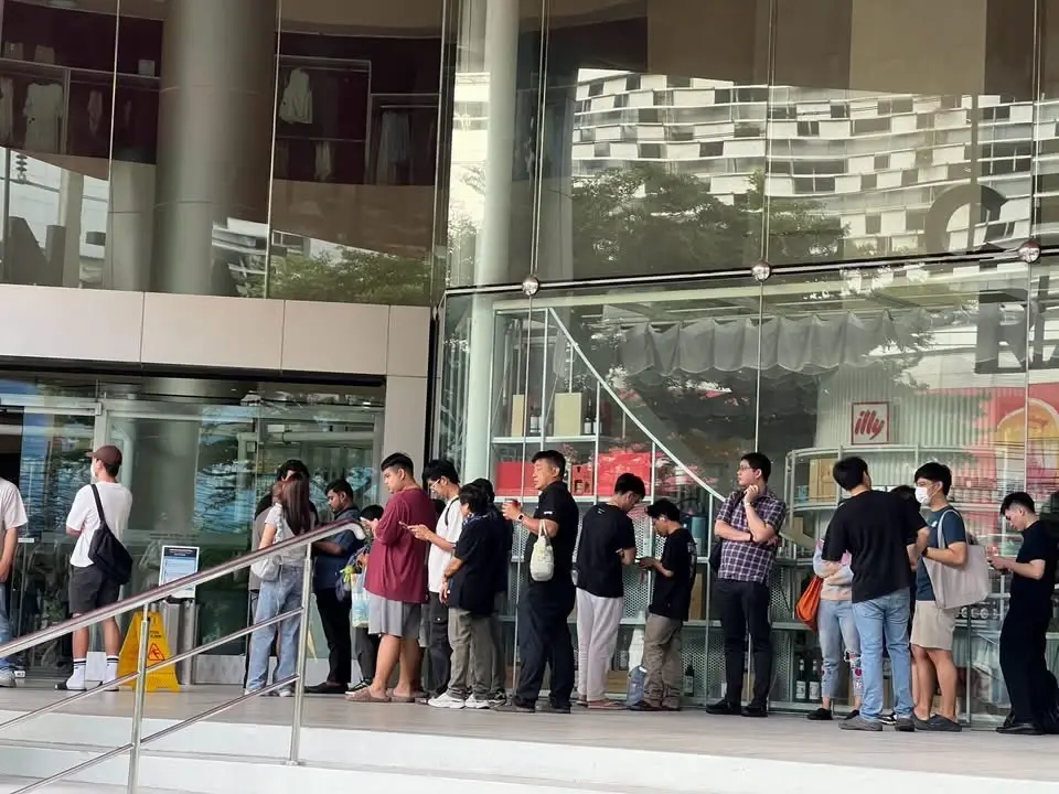 iPhone 18 Pro-iPhone 18 Pro Max ขายวันแรกคึกคัก คิวแน่น Apple centralwOrld–iStudio