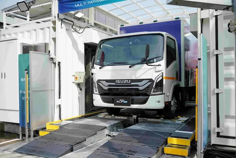 Isuzu Elf EV กำลังทดสอบการสับเปลี่ยนแบตเตอรี่