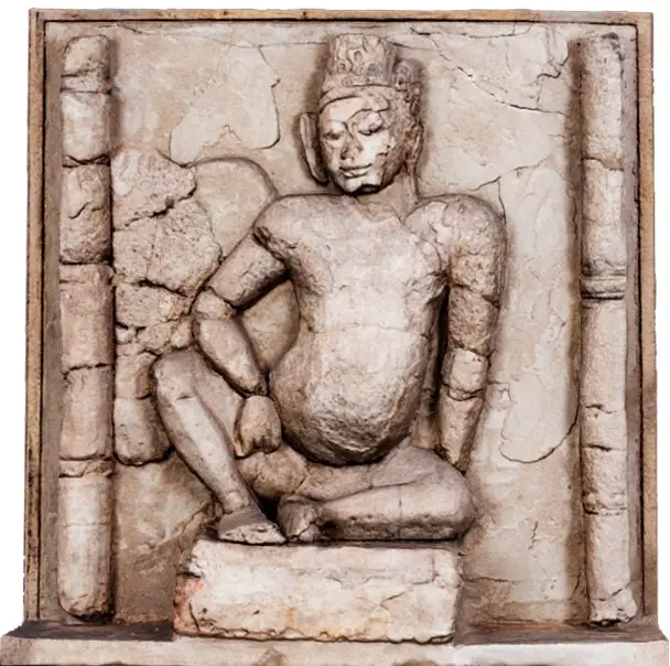 ภาพปูนปั้นรูปบุคคลนั่งท่ามหาราชลีลาในศิลปะทวารวดี