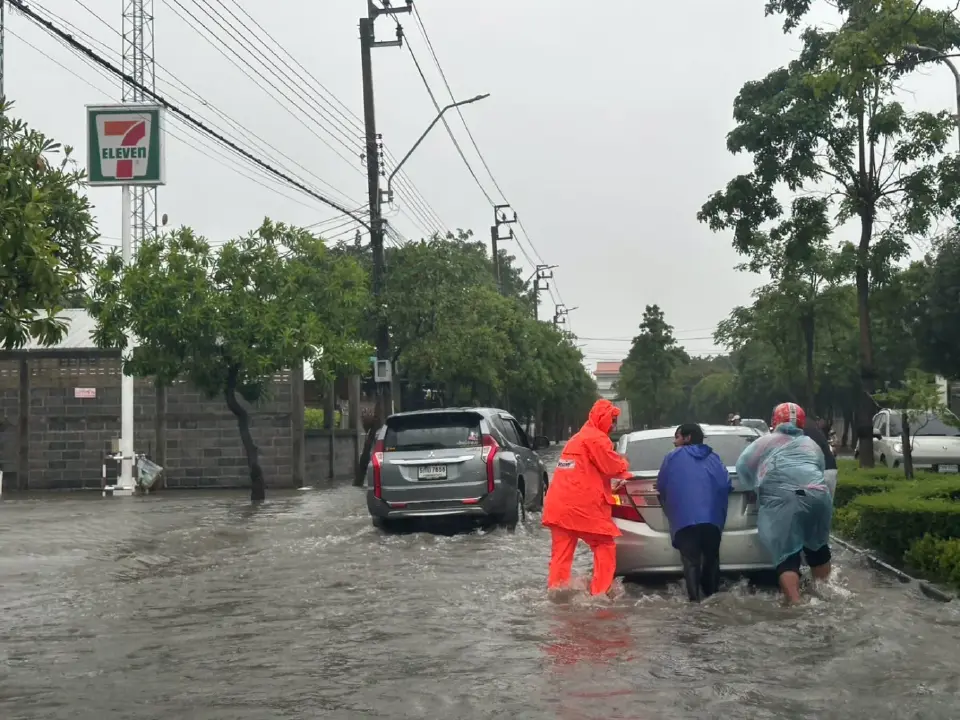 ถนนหลัก กทม.43 จุด อ่วมหนัก หลังฝนถล่ม  รามคำแหงจมน้ำสูงสุด 30 ซม.