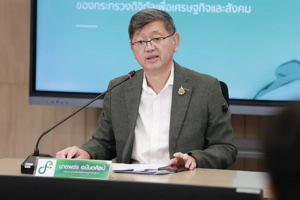 นายพชร อนันตศิลป์ ปลัดกระทรวงดิจิทัลเพื่อเศรษฐกิจและสังคม (ดีอี)