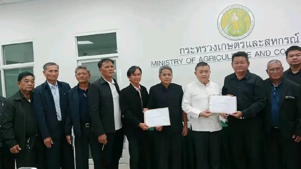 นายวิณะโรจน์ ทรัพย์ส่งสุข ปลัดกระทรวงเกษตรและสหกรณ์ รับหนังสือจากเกษตรกรผู้เลี้ยงโคนม