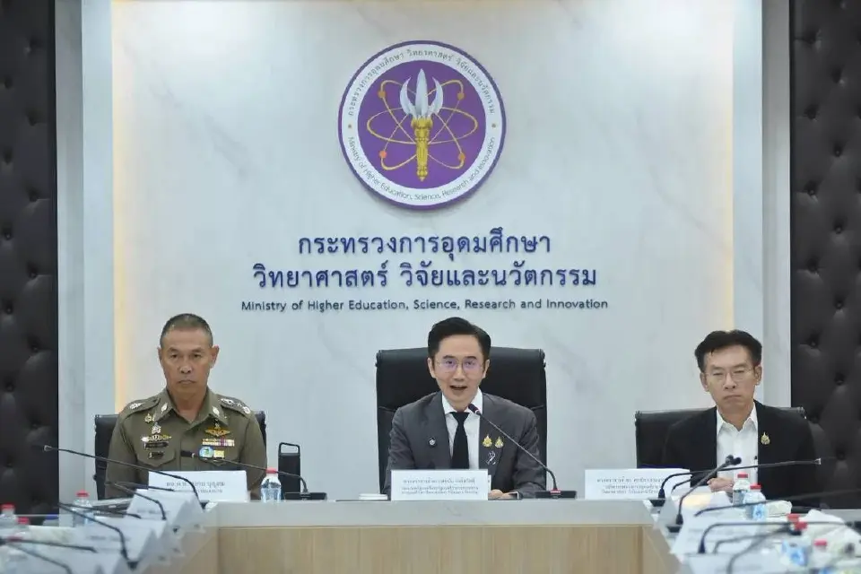 ศ.ดร.ยศชนัน วงศ์สวัสดิ์ รองนายกรัฐมนตรีและ รมว.กระทรวง อว.