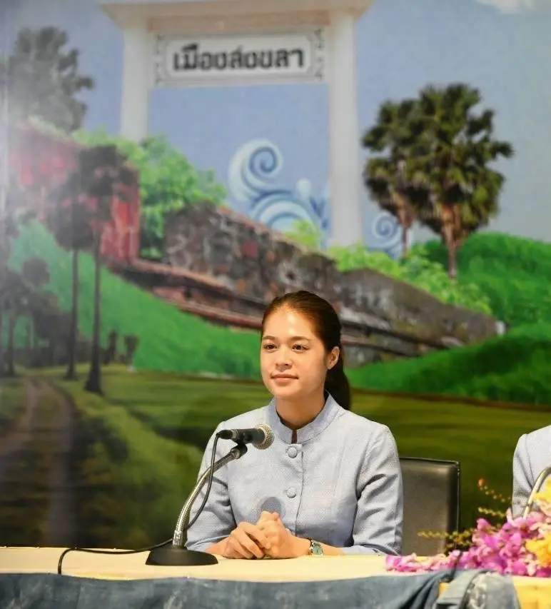 นางสาวพลอยทะเล ลักษมีแสงจันทร์ รองโฆษกประจำสำนักนายกรัฐมนตรี