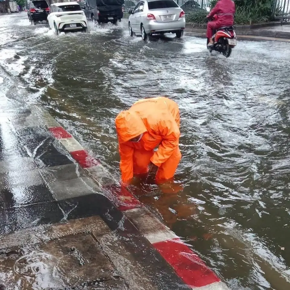 ถนนหลัก กทม.43 จุด อ่วมหนัก หลังฝนถล่ม  รามคำแหงจมน้ำสูงสุด 30 ซม.