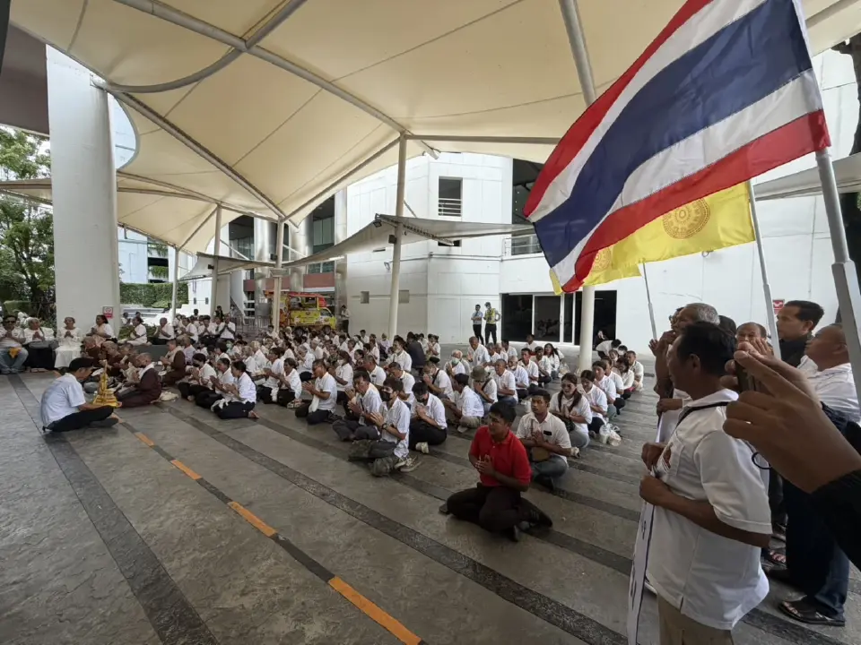 ศิษย์วัดป่าภูผาสูงกว่า 200 คน บุกยื่นหนังสือ จี้สอบข่าวเงินวัด 45 ล้าน