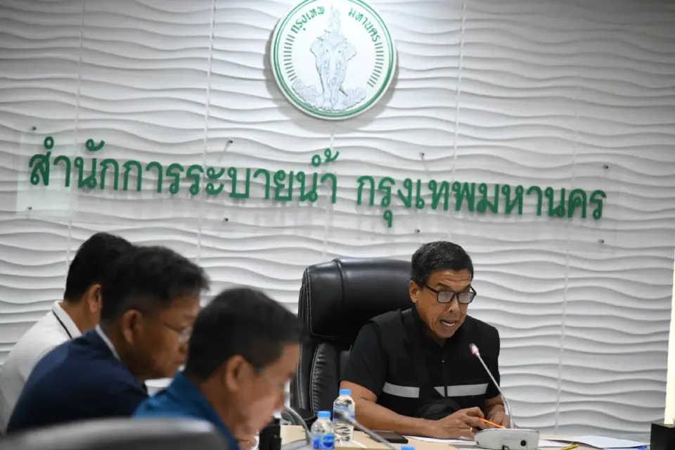 นายชัชชาติ สิทธิพันธุ์ ผู้ว่าราชการกรุงเทพมหานคร เข้าร่วมประชุมออนไลน์ร่วมกับ นายกฯ