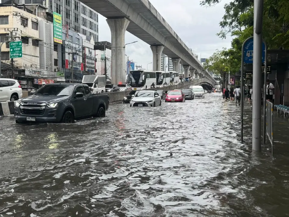 ถนนหลัก กทม.43 จุด อ่วมหนัก หลังฝนถล่ม  รามคำแหงจมน้ำสูงสุด 30 ซม.
