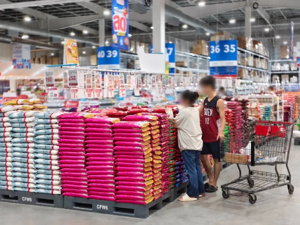 ผู้บริโภคออกมาเลือกซื้อสินค้าในช่วงสถานการณ์น้ำท่วม โดยเฉพาะสินค้าบริโภคที่จำเป็น