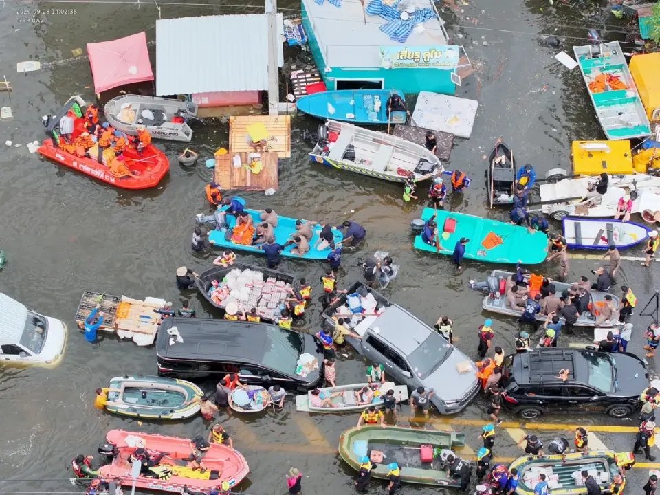 สตช.ใช้“โดรนพระราชทาน”ส่งอาหารช่วย 200 ครัวเรือนแฟลตคลองจั่น-เคหะร่มเกล้า
