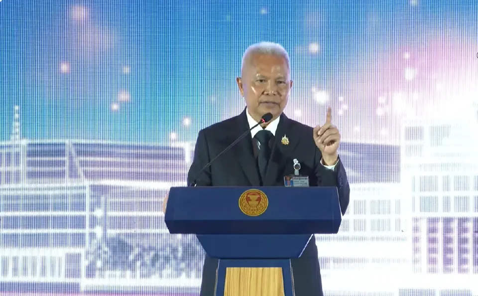 นายโสภณ ซารัมย์ ประธานรัฐสภาและประธานสภาผู้แทนราษฎร 