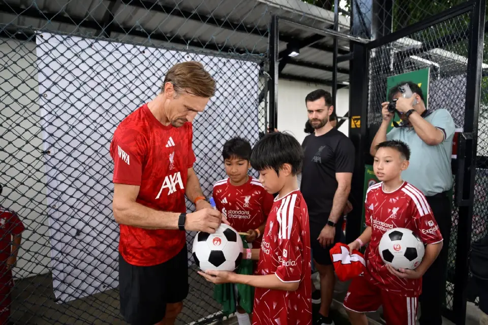  ซามี่ ฮูเปีย อดีตกองหลังระดับตำนานของสโมสรลิเวอร์พูล มอบลายเซ็นต์