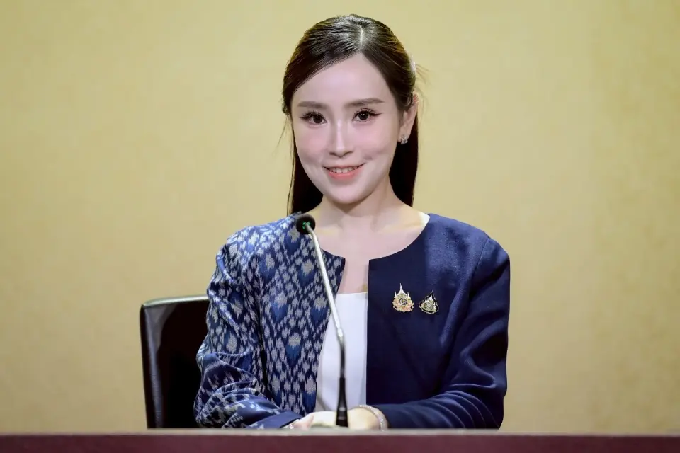 ร้อยเอกหญิง ภัทร์ดารัสมิ์ ทองสลวยกร รองโฆษกประจำสำนักนายกรัฐมนตรี