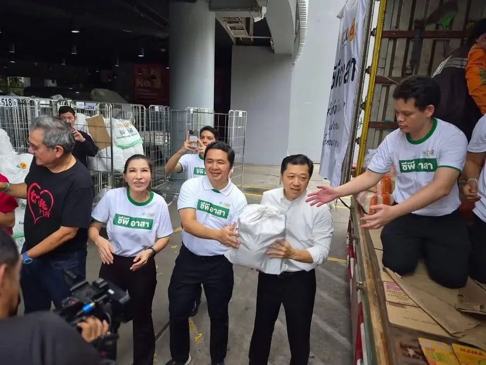 “ศุภชัย เจียรวนนท์” นำทีมซีพีอาสา แพ็กถุงกำลังใจ ส่งหน่วยเร็วช่วยน้ำท่วมกรุงเทพฯ