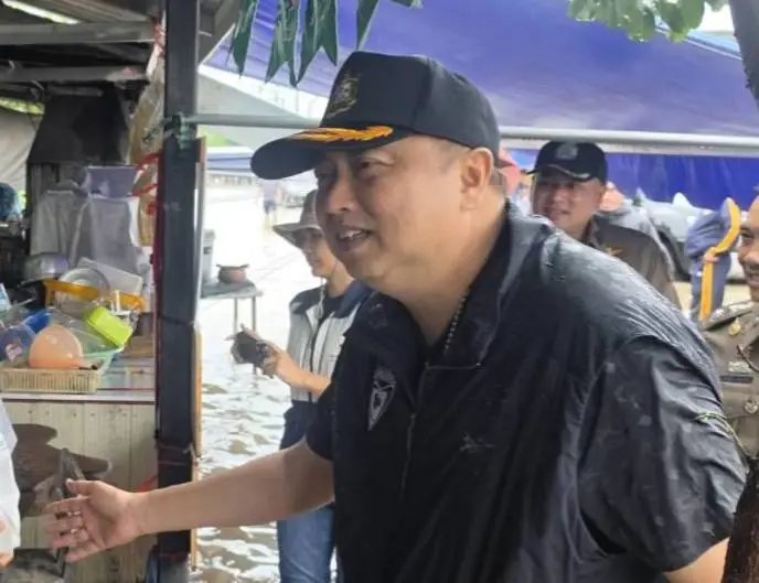 นายสุชาติ ชมกลิ่น รัฐมนตรีว่าการกระทรวงทรัพยากรธรรมชาติและสิ่งแวดล้อม 