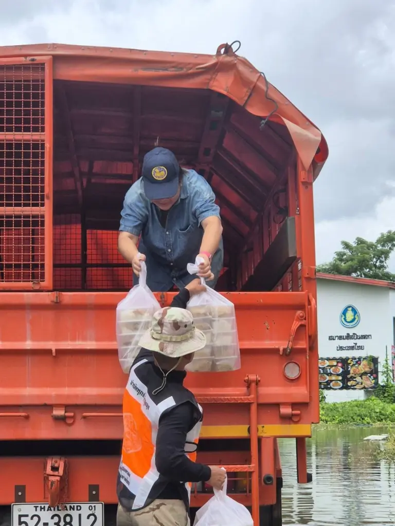 นำอาหารช่วยผู้ประสบภัยน้ำท่วมในเขตกรุงเทพมหานคร 