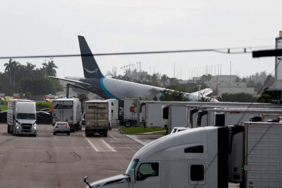 เปิดภาพ "เครื่องบิน Amazon Prime Air" ไถลรันเวย์สนามบินไมอามี ดับ 5 ราย