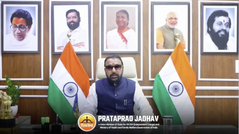 นาย Prataprao Jadhav รัฐมนตรีว่าการกระทรวงอายุรเวท โยคะ และการแพทย์ทางเลือก (กระทรวง AYUSH) รัฐบาลอินเดีย