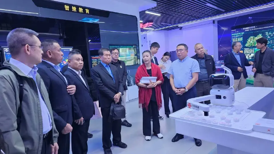 นิพนธ์ บุญญามณี นำคณะเยือน China Unicom ยักษ์ใหญ่โทรคมนาคมจีน 