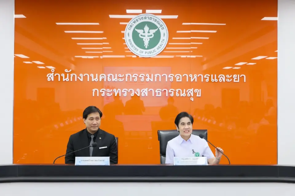 นายแพทย์วีรพล เขมะรังสรรค์ ประธานเจ้าหน้าที่บริหารบริษัท เมดีซ กรุ๊ป จำกัด (มหาชน) หรือ MEDEZE  และ เภสัชกรหญิงสุภัทรา บุญเสริม เลขาธิการคณะกรรมการอาหารและยา