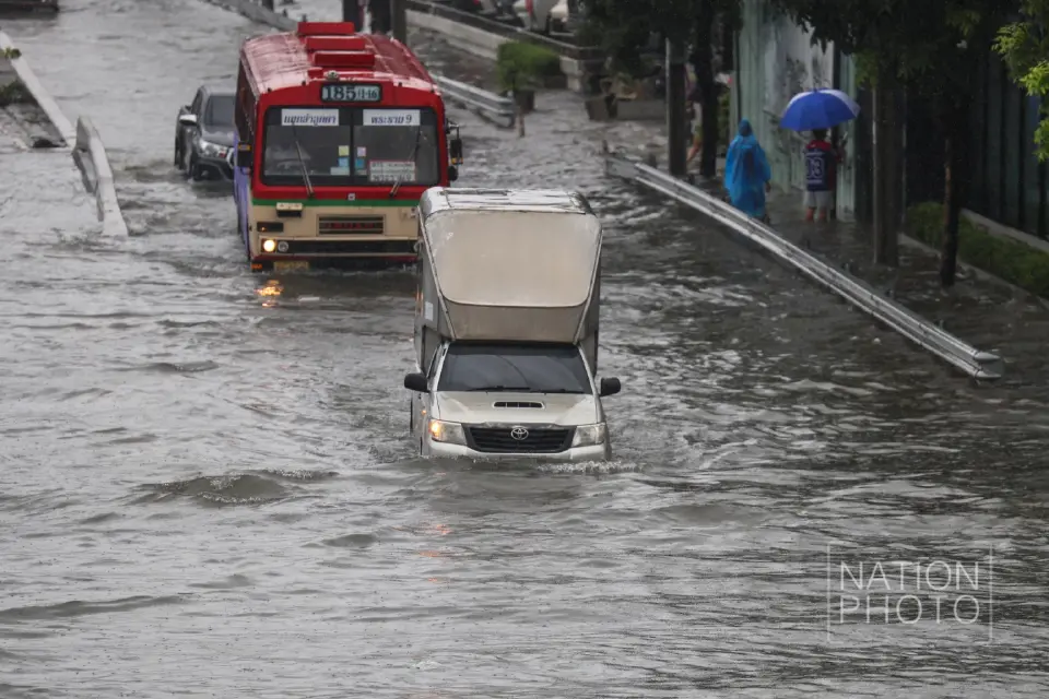 ถนนรัชดาภิเษกช่วงหน้าศาลอาญาถึงแยกรัชโยธินมีน้ำท่วมขังเต็มทุกช่องจราจร 