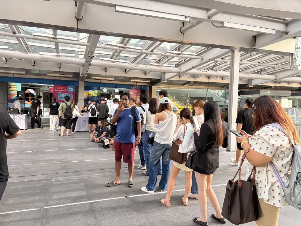 iPhone 18 Pro-iPhone 18 Pro Max ขายวันแรกคึกคัก คิวแน่น Apple centralwOrld–iStudio