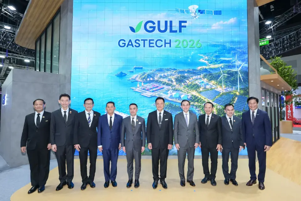 นายอนุทิน ชาญวีรกูล นายกรัฐมนตรีและรัฐมนตรีว่าการกระทรวงมหาดไทย และนายเอกนัฏ พร้อมพันธุ์ (ที่ 5 จากซ้าย) รัฐมนตรีว่าการกระทรวงพลังงาน และคณะผู้บริหารกระทรวงพลังงาน ร่วมเยี่ยมชมบูธ GULF ในฐานะ National Consortium Partner ของงาน Gastech 2026 โดยมีนายสารัชถ์ รัตนาวะดี ประธานเจ้าหน้าที่บริหาร บริษัท กัลฟ์ ดีเวลลอปเมนท์ จำกัด (มหาชน) และนายดิษทัต ปันยารชุน ประธานเจ้าหน้าที่บริหารกัลฟ์รีซอร์สเซส บริษัท กัลฟ์ ดีเวลลอปเมนท์ จำกัด (มหาชน) ร่วมต้อนรับคณะรัฐมนตรี ณ ไบเทค บางนา กทม.