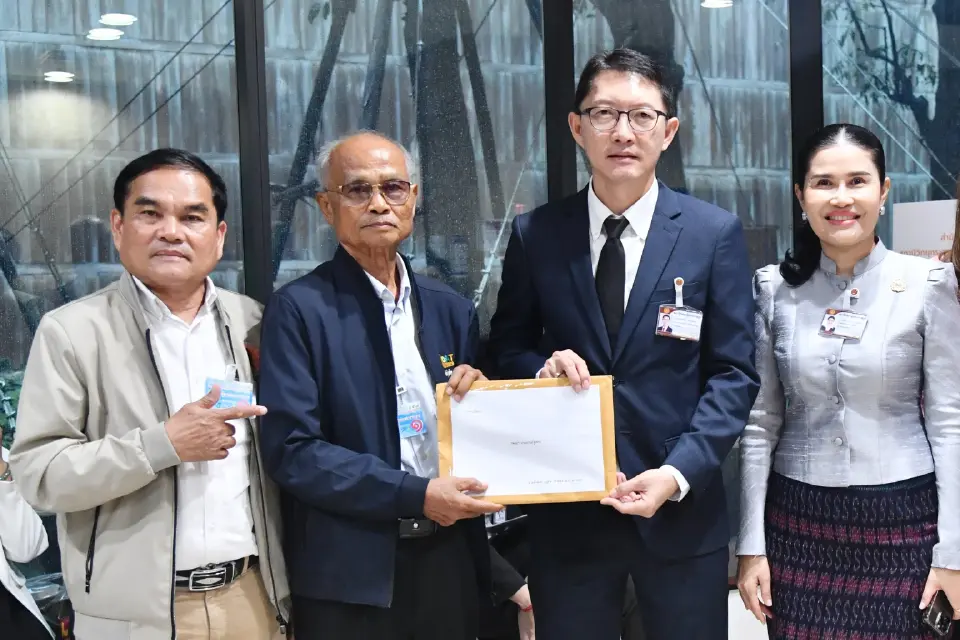 นายเลิศศักดิ์ พัฒนชัยกุล รองประธานสภาผู้แทนราษฎร คนที่สอง รับหนังสือจากนายคำพันธ์ บุญยืด ประธานคณะกรรมการทวงคืนสถานที่จัดงานพืชสวนโลกกลับมาจัดที่อำเภอคง