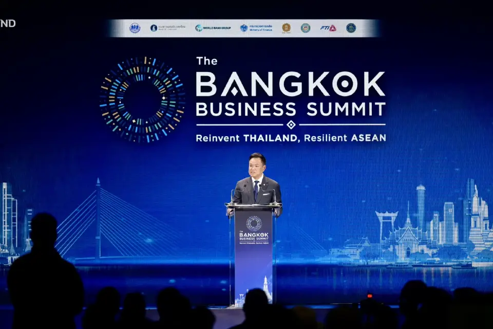 นายอนุทิน ชาญวีรกูล นายกรัฐมนตรี และรมว.มหาดไทย ปาฐกถาพิเศษหัวข้อ “Thailand’s Offer to the World” ในงานการประชุมสุดยอดผู้นำ The Bangkok Business Summit 2026 : Reinvent Thailand, Resilient ASEAN