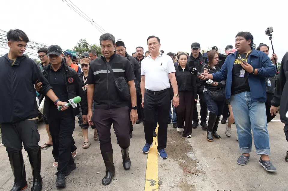 "อนุทิน" ลงพื้นที่บางเขน ติดตามการระบายน้ำคลองเปรมประชากร พร้อมมอบถุงยังชีพและรับฟังความเดือดร้อน ย้ำจัดอาหาร ยา และที่พักพิงช่วยผู้ประสบภัย โดยเฉพาะกลุ่มเปราะบาง