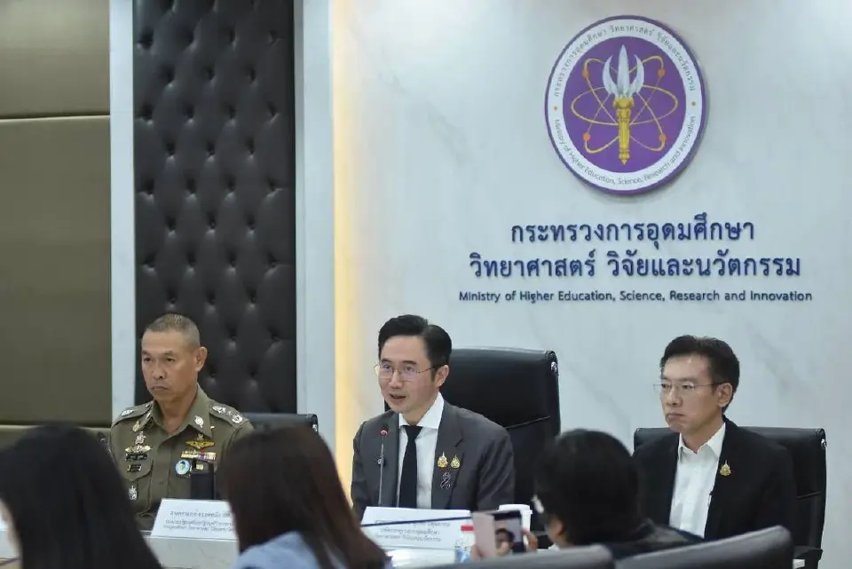 ศ.ดร.ยศชนัน วงศ์สวัสดิ์ รองนายกรัฐมนตรีและ รมว.กระทรวง อว.
