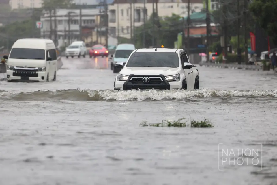 ฝนถล่มกรุงทั้งคืน ‘รัชดาฯ’ จมน้ำ หน้าศาลอาญาถึงแยกรัชโยธิน รถดับหลายคัน