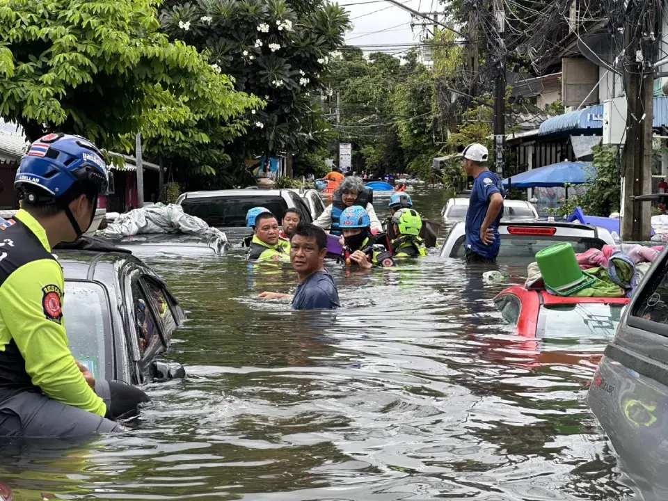 ป่อเต็กตึ๊งรวมพลังสู้ภัยน้ำท่วม แจกถุงยังชีพ ต้องการความช่วยเหลือ โทร. 1418