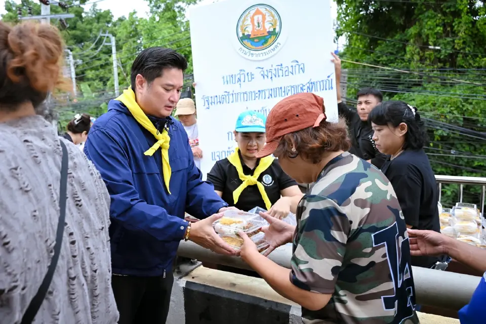  นายรพีภัทร์ จันทรศรีวงศ์ อธิบดีกรมวิชาการเกษตร ลุยแจกข้าวกล่อง-น้ำดื่ม สนองนโยบายรัฐมนตรี