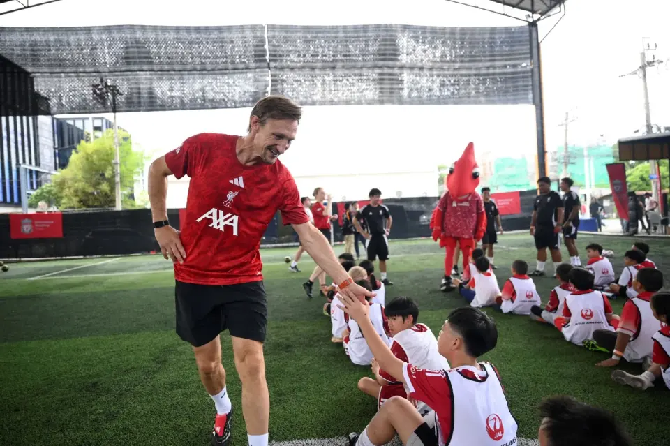 ตำนานนักเตะลิเวอร์พูล ซามี่ ฮูเปีย ชวนเยาวชนไทยร่วมกิจกรรม “LFC Soccer Clinic presented by Japan Airlines” 