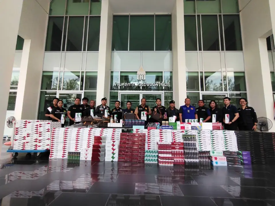 เปิดภาพ "ศุลกากรประจวบฯ" ยึดบุหรี่เถื่อน-บุหรี่ไฟฟ้า-แบรนด์เนม คารถไฟสายใต้