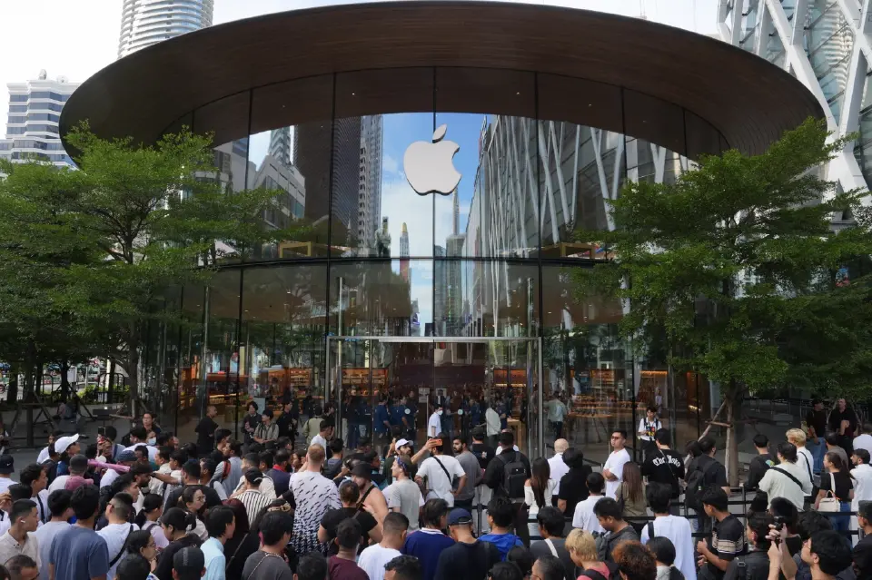 iPhone 18 Pro-iPhone 18 Pro Max ขายวันแรกคึกคัก คิวแน่น Apple centralwOrld–iStudio