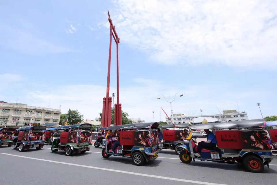 “ตุ๊กตุ๊ก SaWaDiKa” วิ่งทั่วกรุง โปรโมตเพลงใหม่ “ลิซ่า”