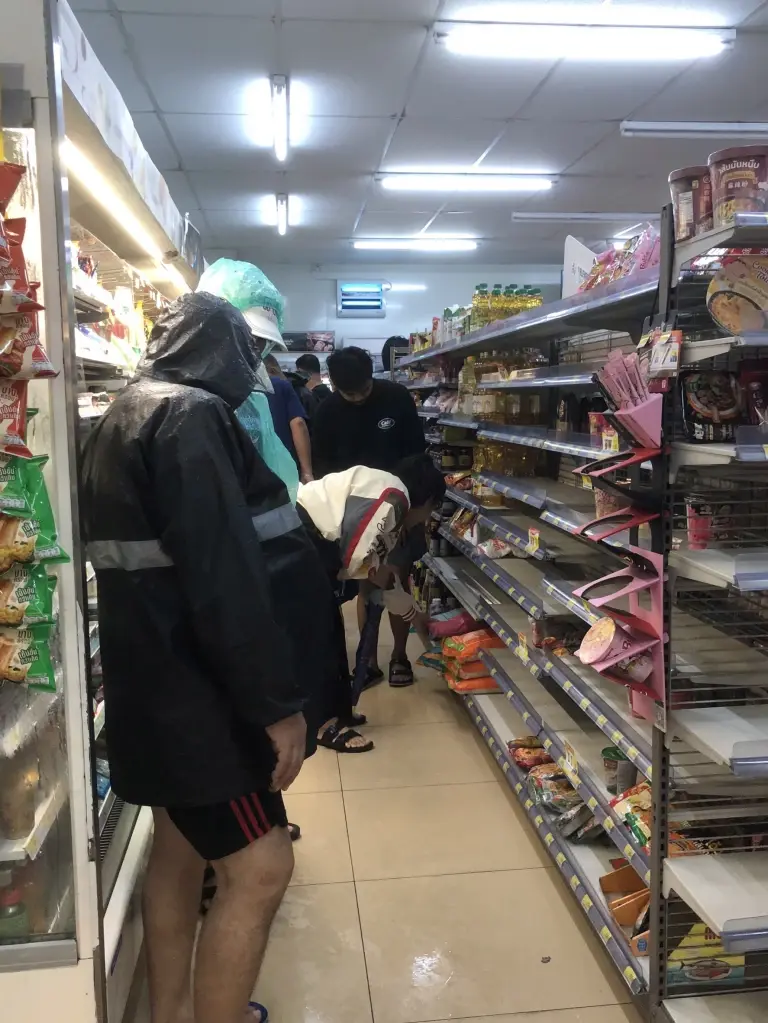 คนแห่ซื้อสินค้าในร้านเซเว่น อีเลฟเว่น จนเกลี้ยงเชลฟ์ 