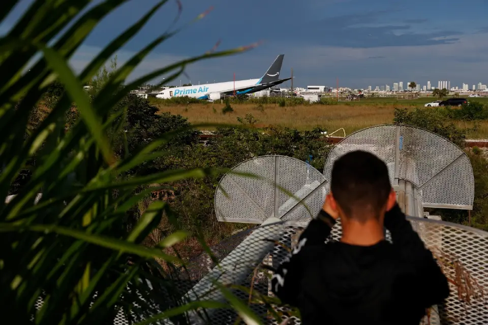 เปิดภาพ "เครื่องบิน Amazon Prime Air" ไถลรันเวย์สนามบินไมอามี ดับ 5 ราย