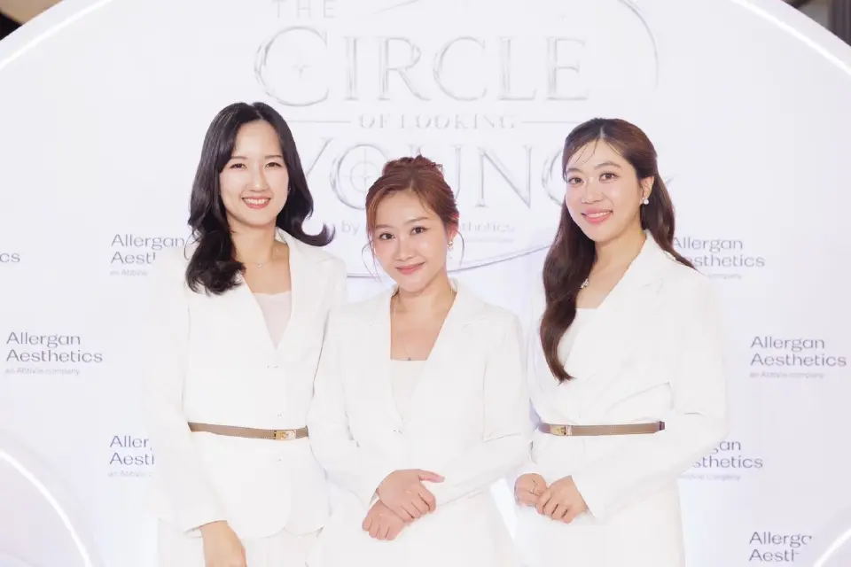 ภญ. วิมลณัฐ บูรณเทพาภรณ์Brand Manager - Facial Aesthetics, ภญ. พัทธนันท์ วงศ์กิจกรชัย Brand Manager - Facial Aesthetics และ ภญ. ณัฏฐา วงศ์เทพวาณิชย์ Digital &amp; Multi-Channel Marketing Manager
