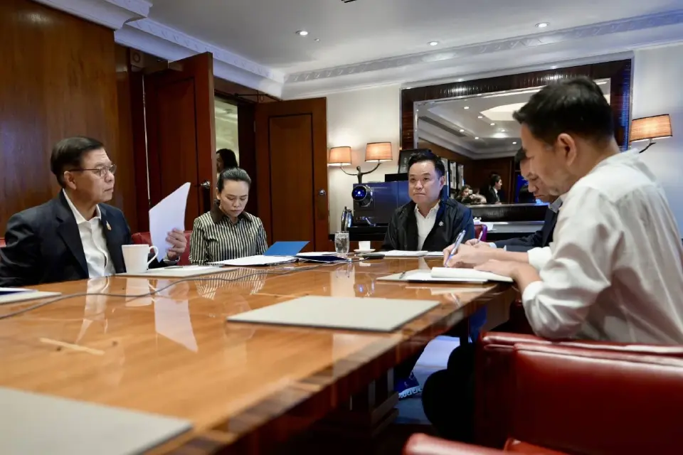 นายอนุทิน ชาญวีรกูล นายกรัฐมนตรีและรัฐมนตรีว่าการกระทรวงมหาดไทย ร่วมประชุมหน่วยงานแก้ไขน้ำท่วม