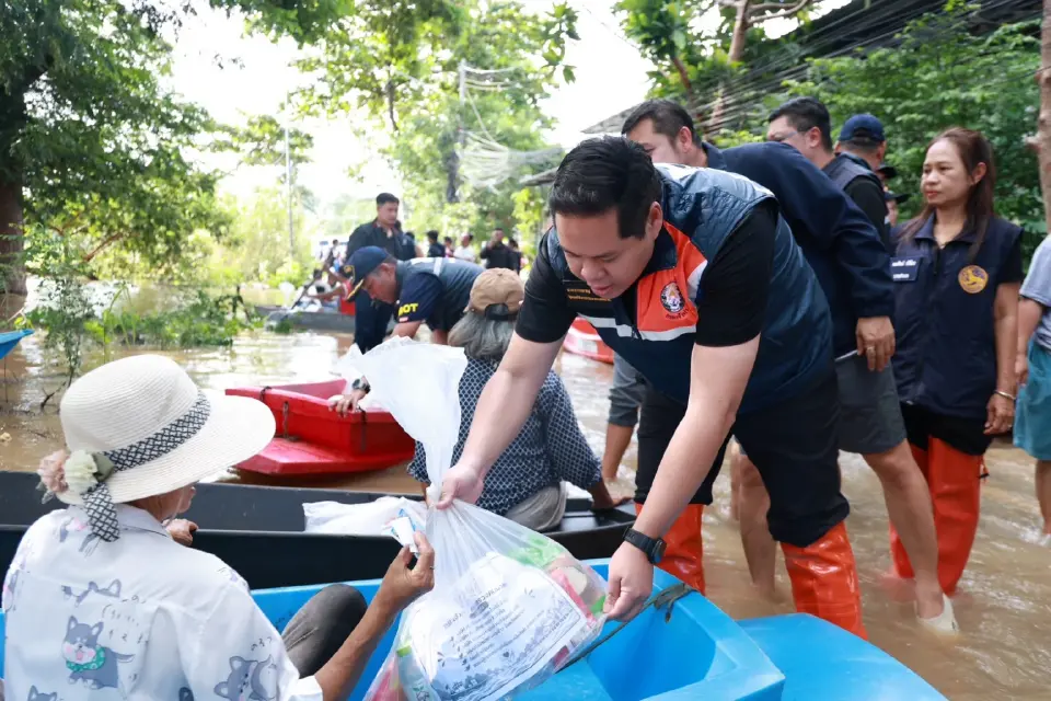 “สรรเพชญ”นำคมนาคมลุยช่วยน้ำท่วมอยุธยา มอบถุงยังชีพบรรเทาความเดือดร้อน