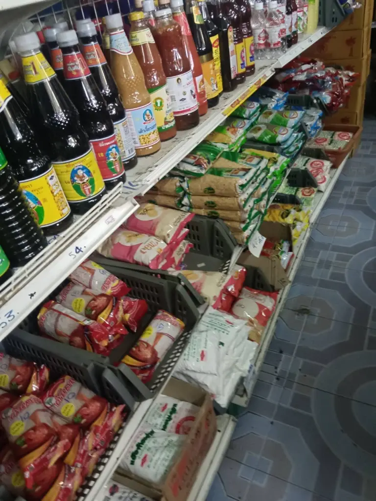 เชลฟ์ขายสินค้าในร้านโชห่วย 