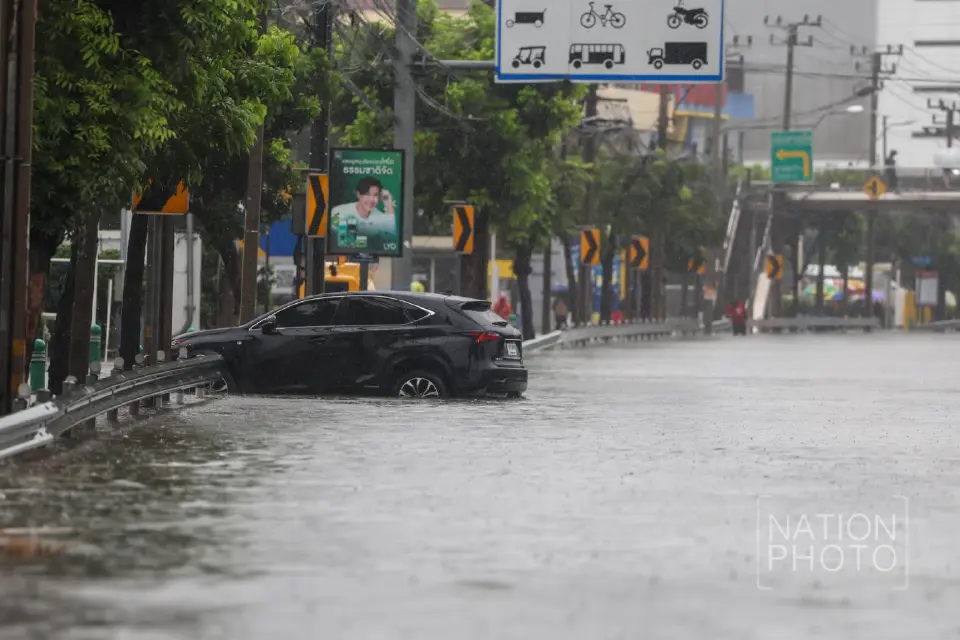 ฝนถล่มกรุงทั้งคืน ‘รัชดาฯ’ จมน้ำ หน้าศาลอาญาถึงแยกรัชโยธิน รถดับหลายคัน