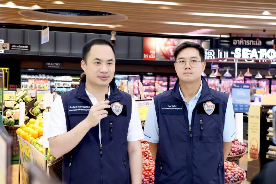 นายกัณฑ์พงศ์ สุระวรรณวิจิตร ประธานหอการค้าจังหวัดอุดรธานี พร้อมด้วย นายจิณณ์ ชัยรัตน์ รองประธานหอการค้าจังหวัดอุดรธานี