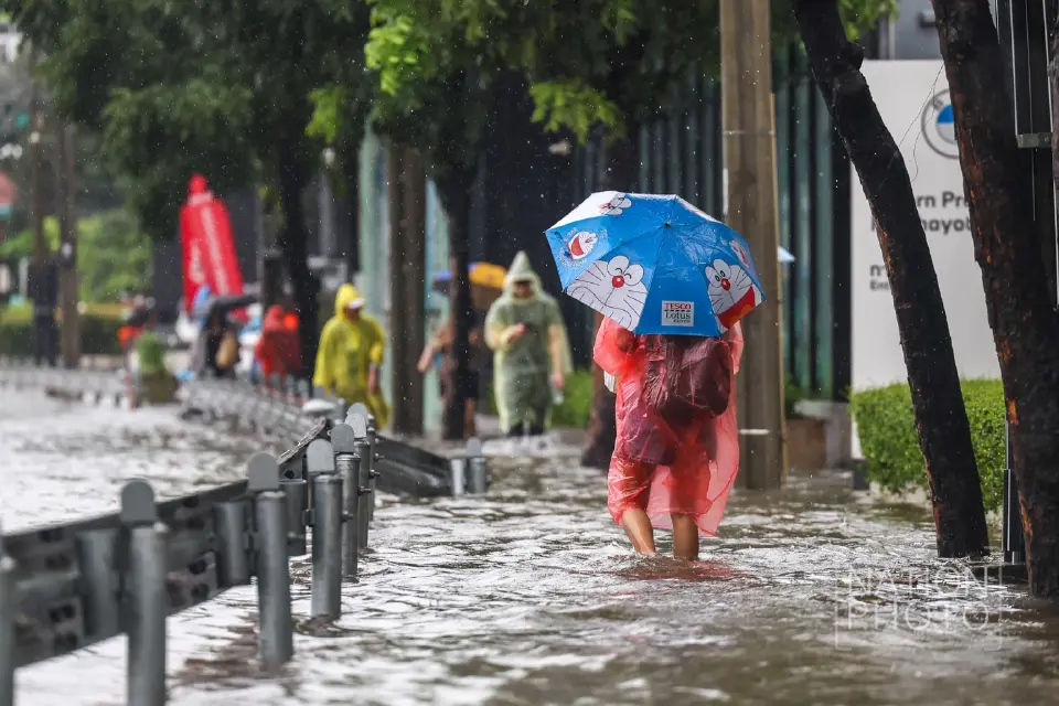 ระดับน้ำบนถนนรัชดาภิเษกเพิ่มสูงขึ้นและกระทบต่อรถที่สัญจรผ่าน