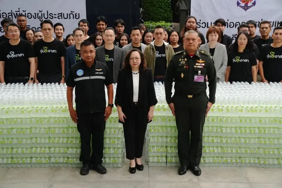 AIS ส่งน้ำดื่ม 1.2 หมื่นขวดช่วยผู้ประสบภัย ผนึกกลาโหม–ทอ. เฝ้าระวังโครงข่าย 24 ชั่วโมง